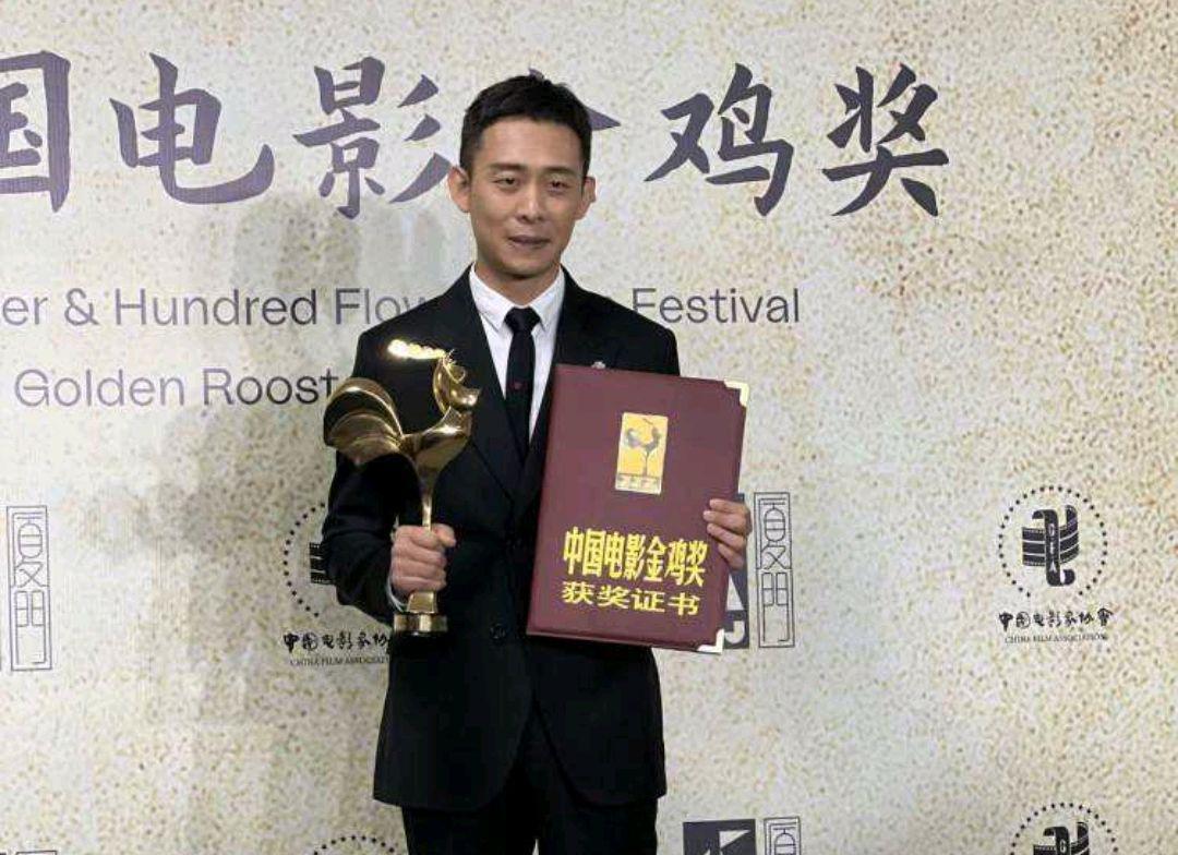 金鸡奖|金鸡奖开幕,吴京忘词看小抄,周冬雨点亮金鸡,张小斐担任主持人