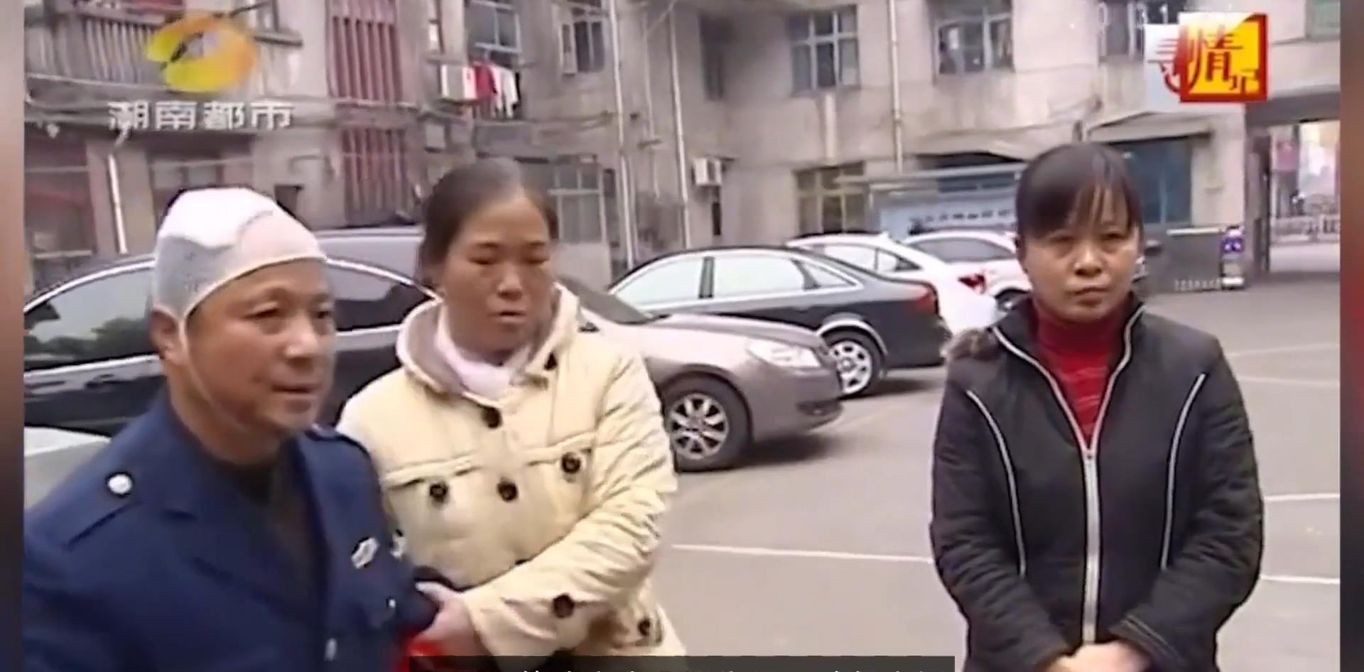 八旬老人再婚遭儿子反对,拿起竹竿打儿子脑袋,儿媳:你不配做人