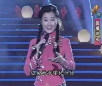 贾玲|?那一年春晚,王菲说“虎背熊腰”,周涛仍在C位,贾玲长发细腰