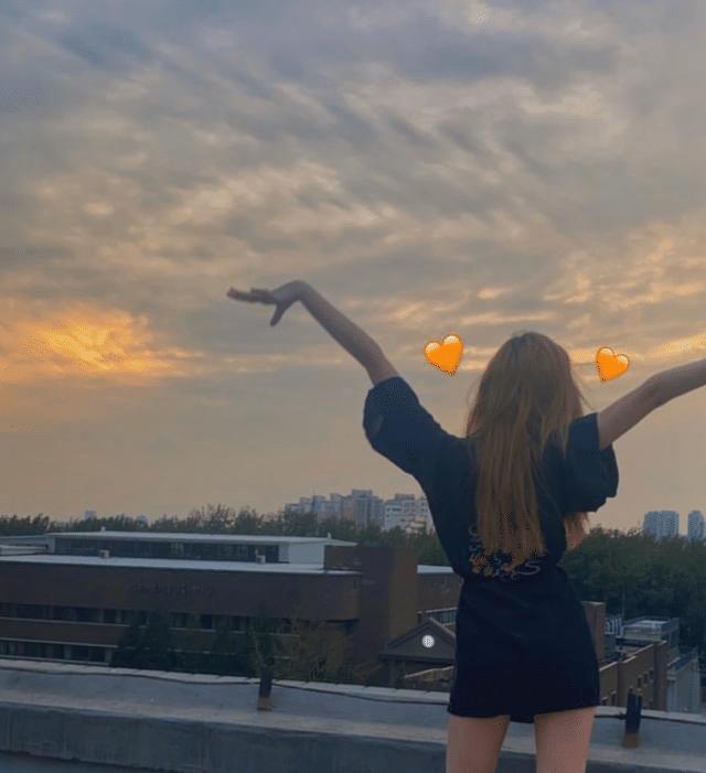 穿衣搭配 李嫣修复嘴唇后放飞自我,穿海军衫制服化身二次元少女,“马蜂腰”抢镜