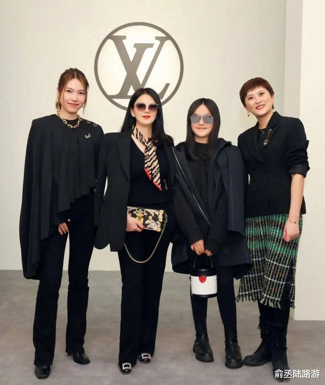 李湘|?李湘瘦了真气质，与女儿同框犹如一对富贵姐妹花，精致高级真养眼