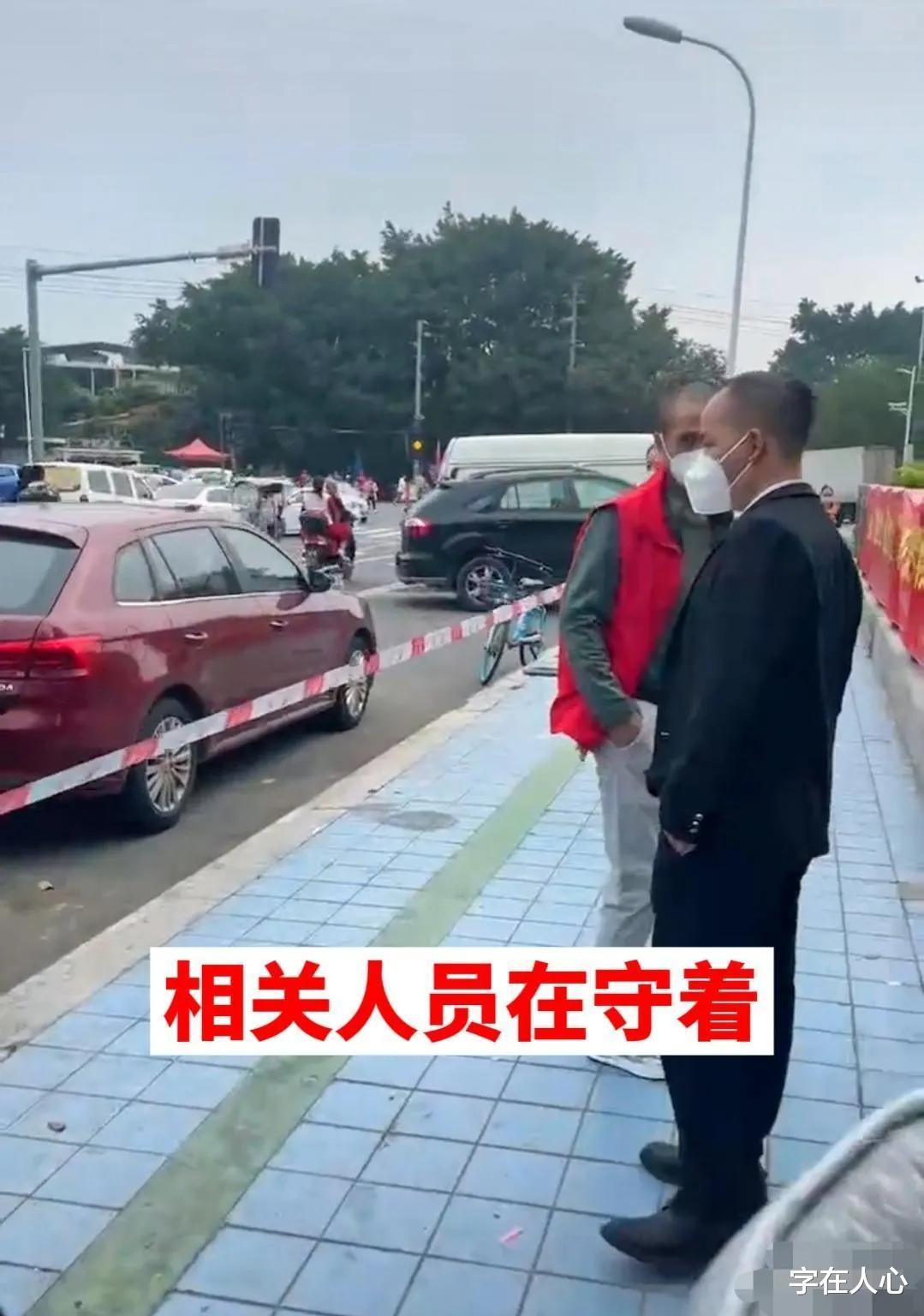 轿车占别人车位不走,男子叫叉车直接扔到河里,真解气但是违法了