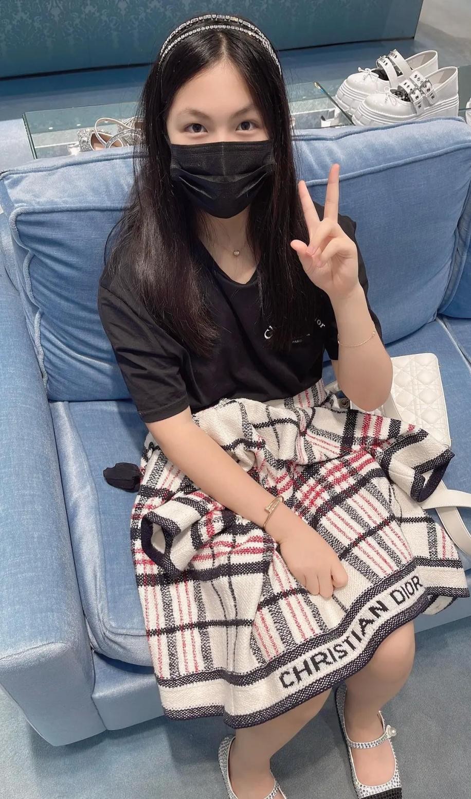 穿衣搭配|王诗龄越来越像李湘了，穿一身大牌现身商场，很有富家小姐的风范