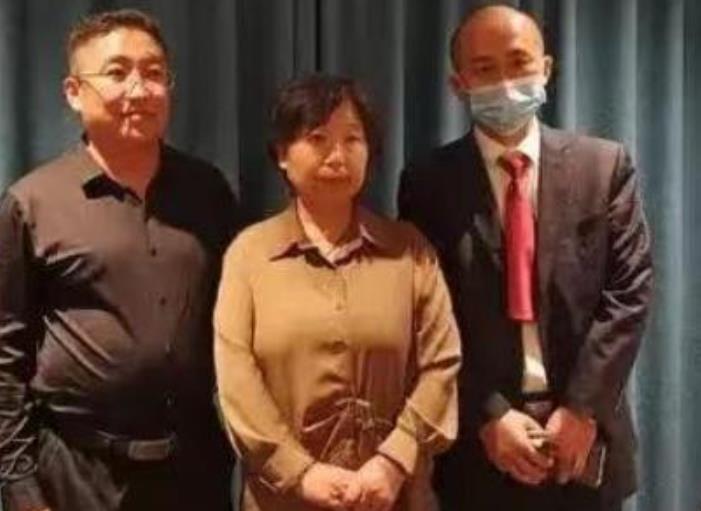 鲜花|杜新枝手捧鲜花近况曝光，神情却略显凝重，和一审后状态反差大