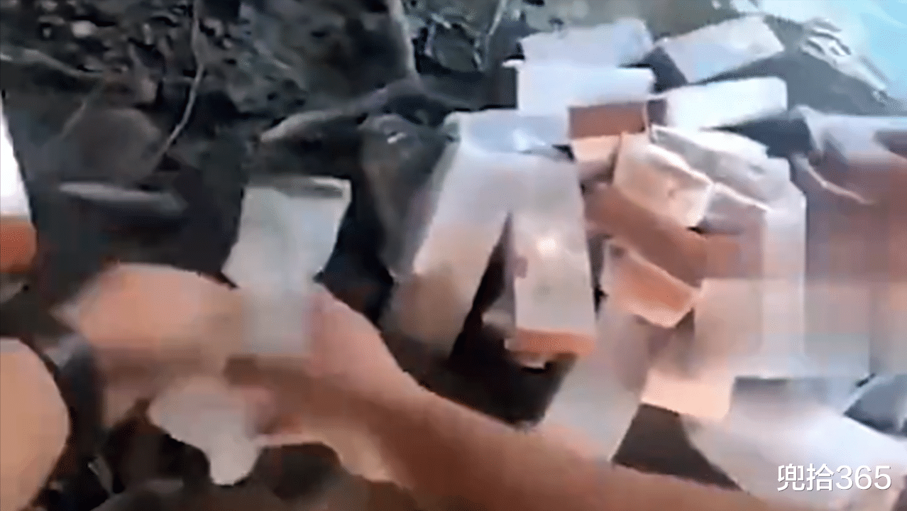 台州|浙江俩男子桥洞下野钓,意外地捡到一个大纸箱,直接抱到了派出所