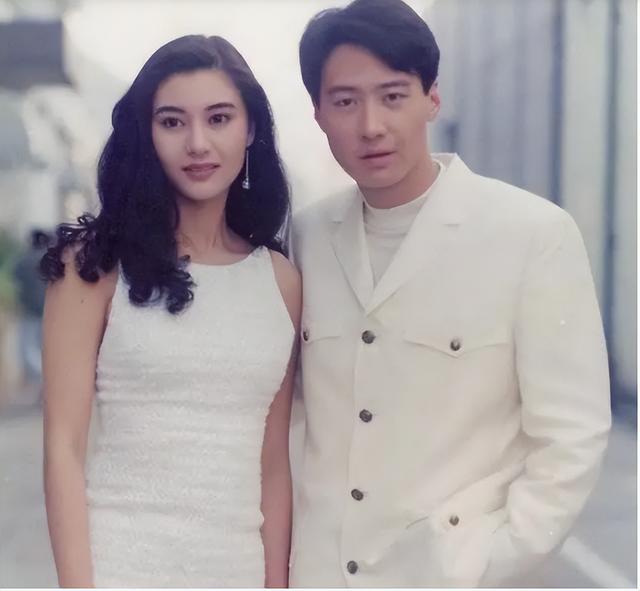 李嘉欣|54岁李嘉欣62岁许晋亨,情人节滑雪秀恩爱冻够呛,一身行头七位数