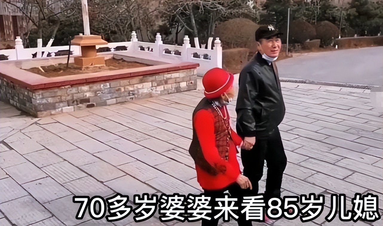 李玉成|85岁马玉琴迎接70多岁婆婆,牵手逛街场面和谐,网友:丢人现眼