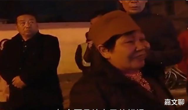 八旬老人闯红灯被撞,家人却要求女司机赔偿,司机:就不该刹车