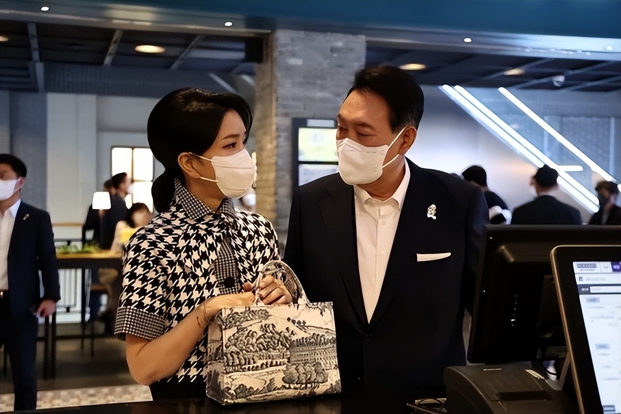 医生 两任韩国第一夫人世纪同框！金建希穿西装像大堂经理，脸僵照样美