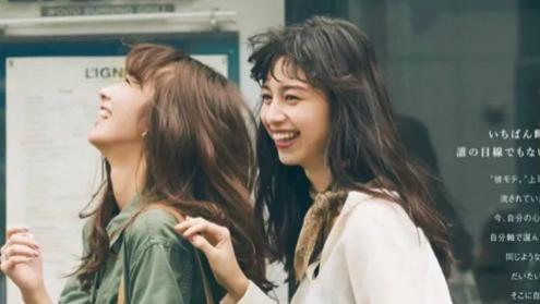 短发 女人上了年纪不适合留长发，今年流行的“挂耳烫发”，洋气又减龄