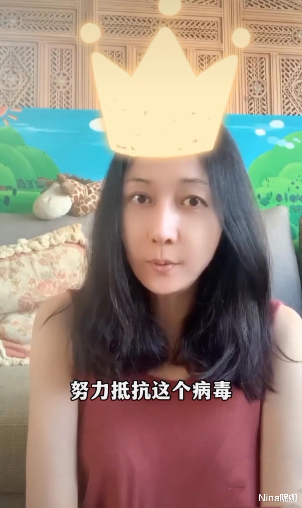 吴绮莉|吴绮莉晒生活近照，穿无袖装打扮朴素手臂无赘肉，素颜五官好稚嫩