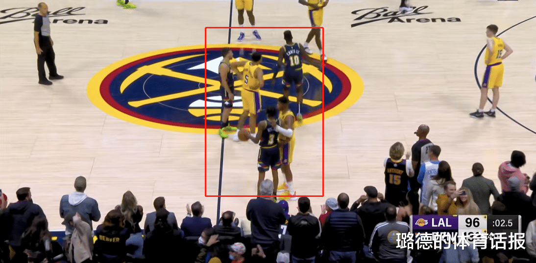 湖人隊|湖人37分慘敗，詹皇面色凝重！賽后擁抱老隊友，隨后直接回更衣室