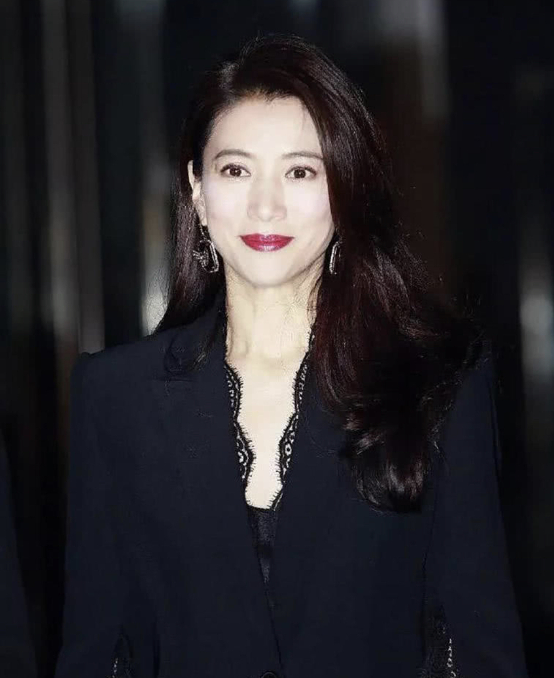 发型 50岁女人想甩掉“大妈感”，尽量避开这4种发型，显老又没气质