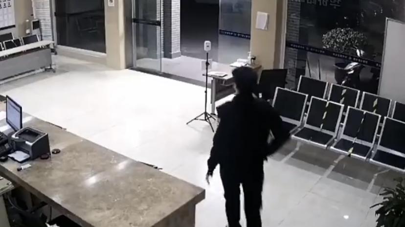 女孩晚上迷路求助便衣民警，换上警服我就相信你