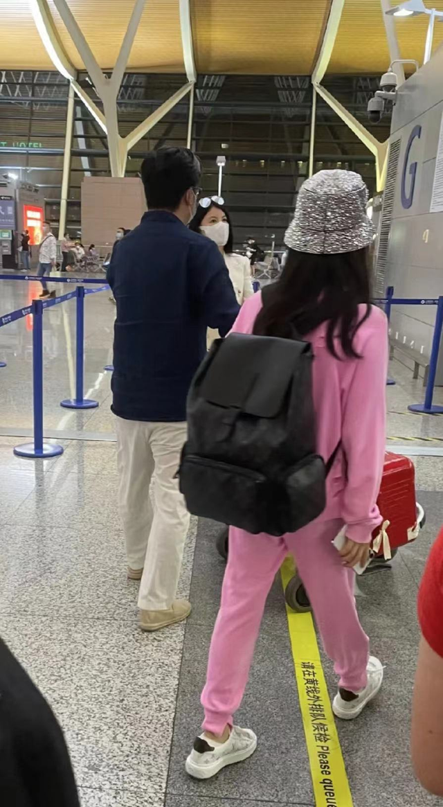 明星|有人在意大利游野泳，有人晒黑像“十八铜人”，明星纷纷出国游玩