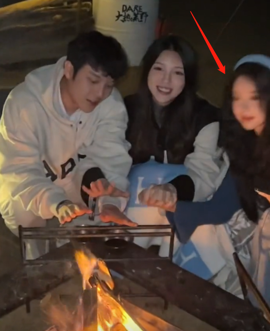 兜儿刚出月子,小猪和陌生女子搞“暧昧”,网友:下一任媳妇