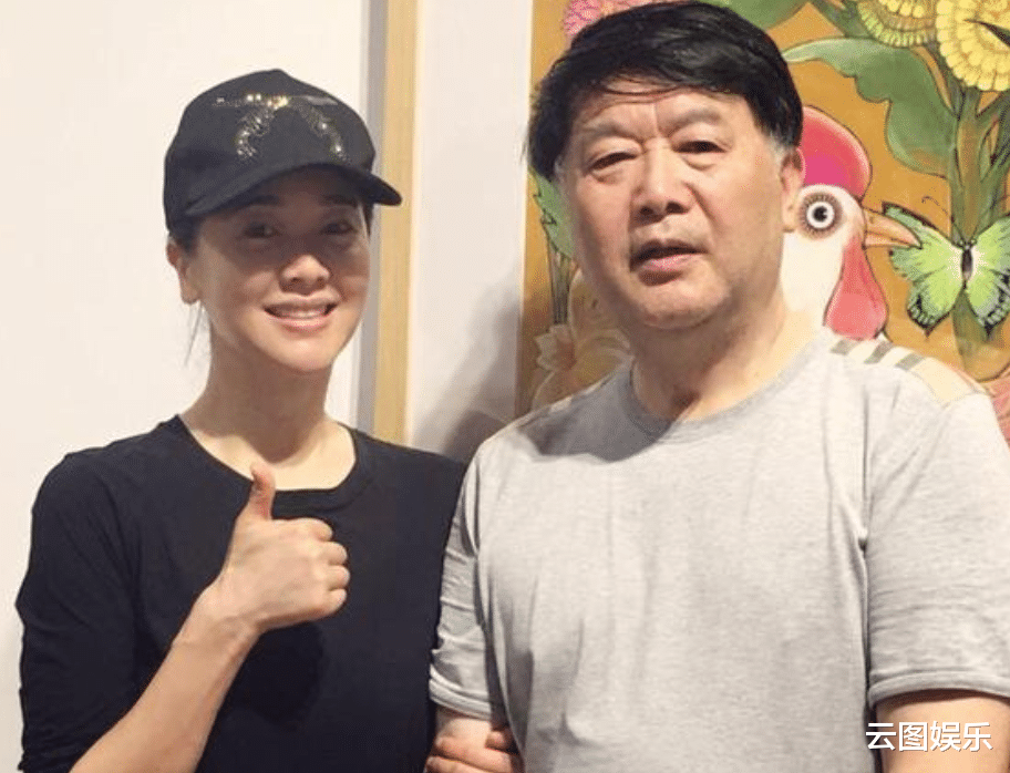 左小青|左小青排队吃撸串,紧靠型男看手机显亲密,已跟大20岁富商离婚