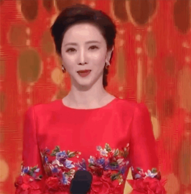 李思思|李思思主持春晚越来越稳重，曾遭遇重大挫折，产后抑郁吓哭老公