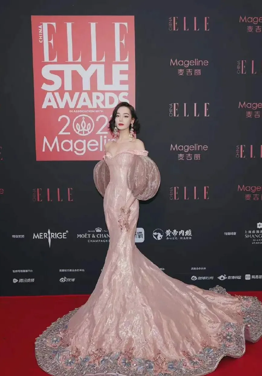 黄梦莹|迪丽热巴红毯造型，网友：她一出手必是王炸