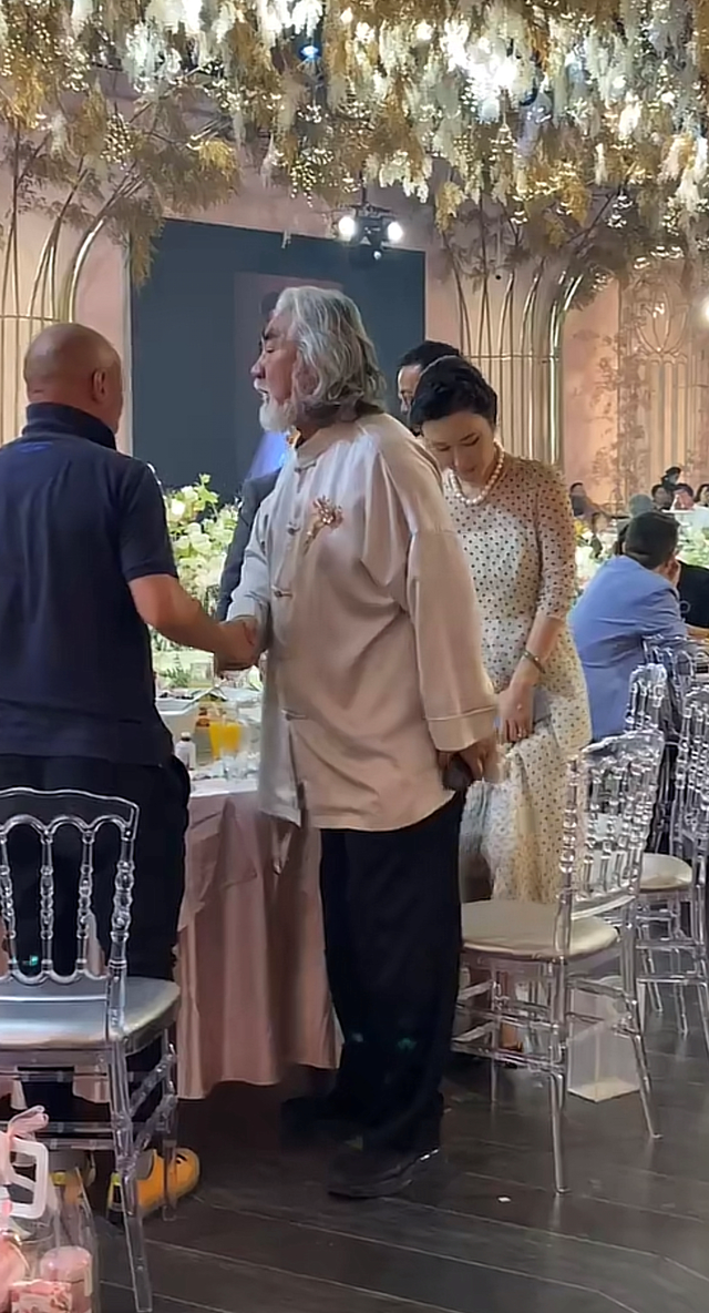 孙艺珍|张纪中指控前妻后，带娇妻现身当证婚人，两人全程无交流引热议