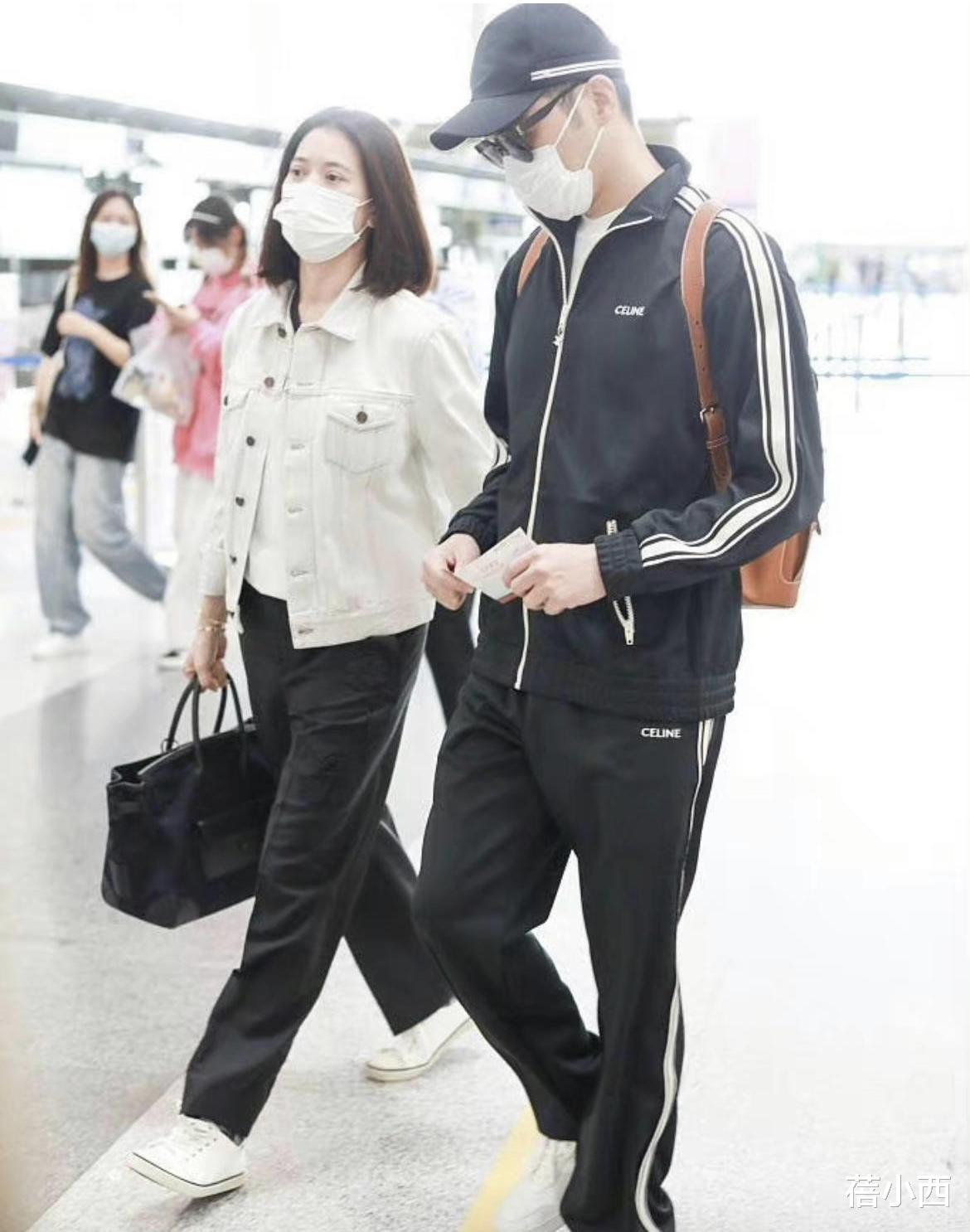 袁咏仪|袁咏仪张智霖不愧是“神仙眷侣”,穿牛仔外套走机场,低调又大气