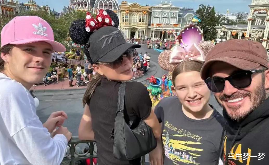 哈珀·贝克汉姆|贝克汉姆带1家4口逛迪士尼！小七变瘦，贝嫂少女心泛滥，太幸福
