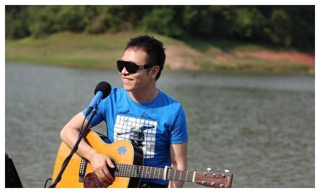 许巍|歌手许巍：与初恋结婚24年无子女，如今54岁仍被叫“许少年”