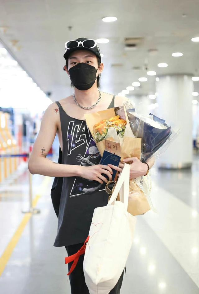 孟美岐|孟美岐复出了！与诸多当红偶像录制全新综艺，上演选秀艺人大杂烩