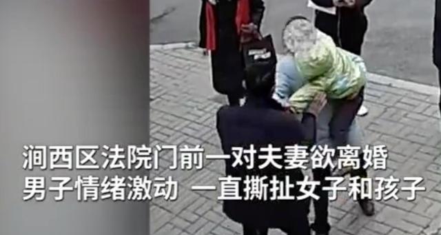 欲离婚夫妻街上拉扯,路过警察发现男子腰间藏斧头存隐患将其制服