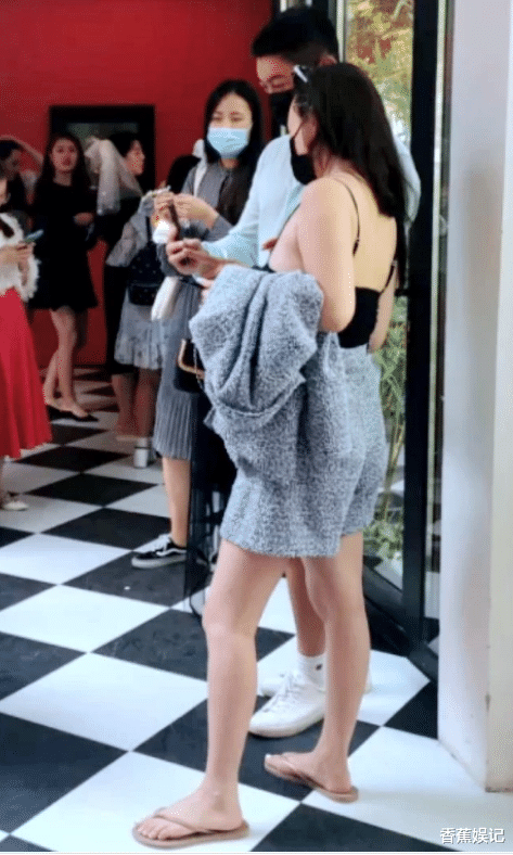 霍思燕|网友偶遇杜江一家,霍思燕公众场合吊带背心引争议,网友激烈讨论