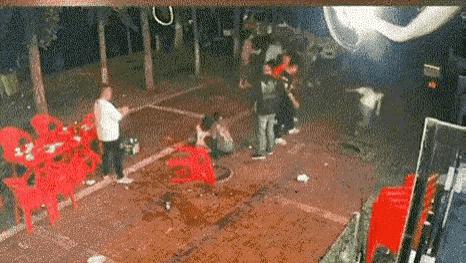 动完手后的一群人，突然飞快地向小胡同跑去，到底胡同那头发生了什么紧急的情况？