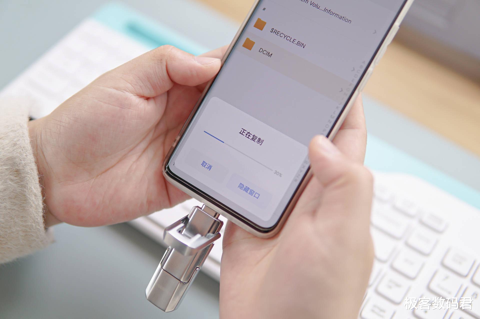 ssd|传统U盘即将被淘汰？同样大小，性能直接翻3~4倍！