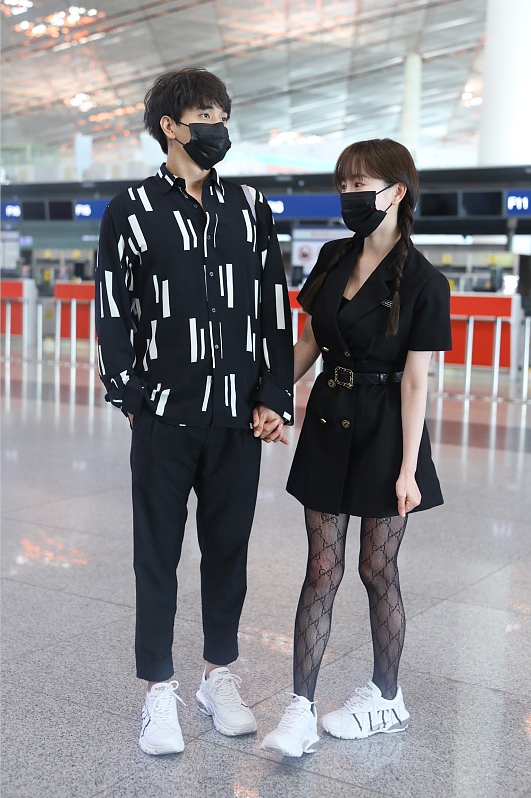 黑丝 张檬与小五手牵手，穿黑裙配双马尾好清纯，可黑丝袜却挺“撩人”