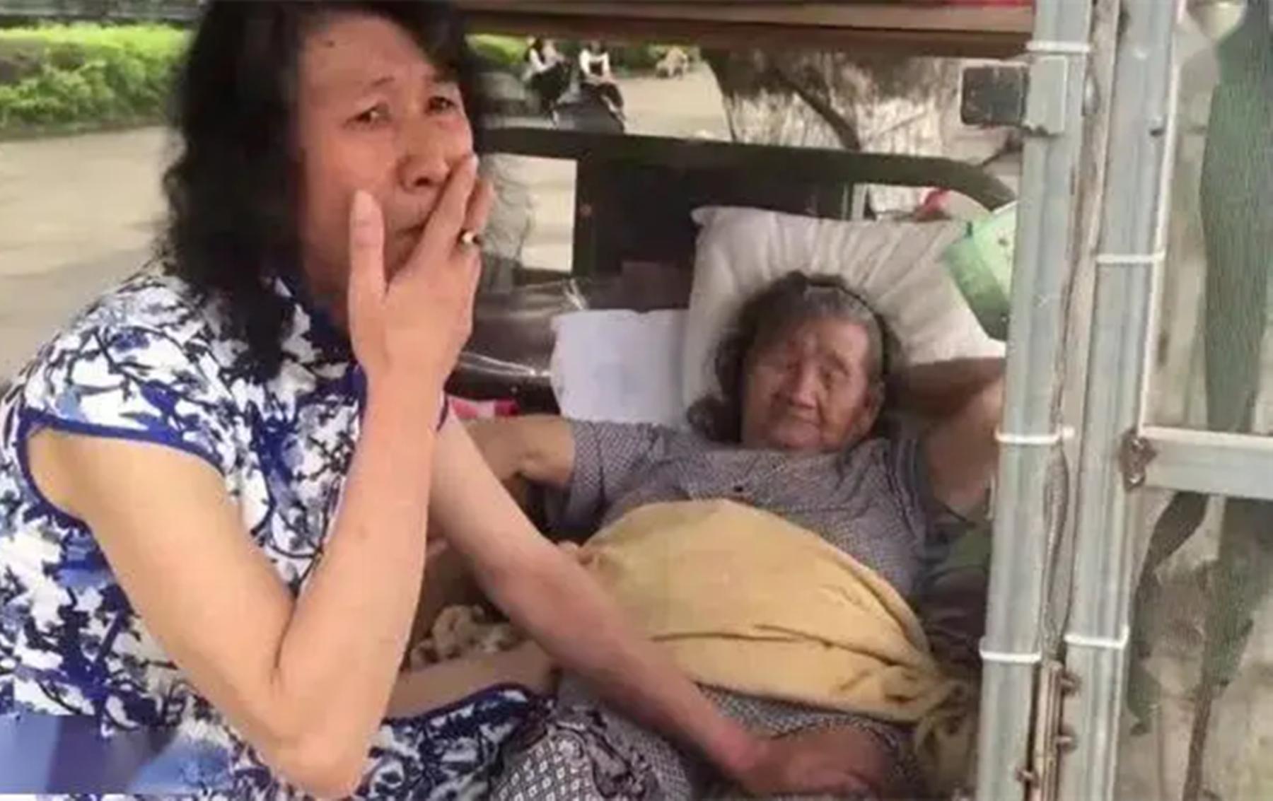 广西男子穿女装24年,只为哄母亲开心:等母亲过世,我就做回男人