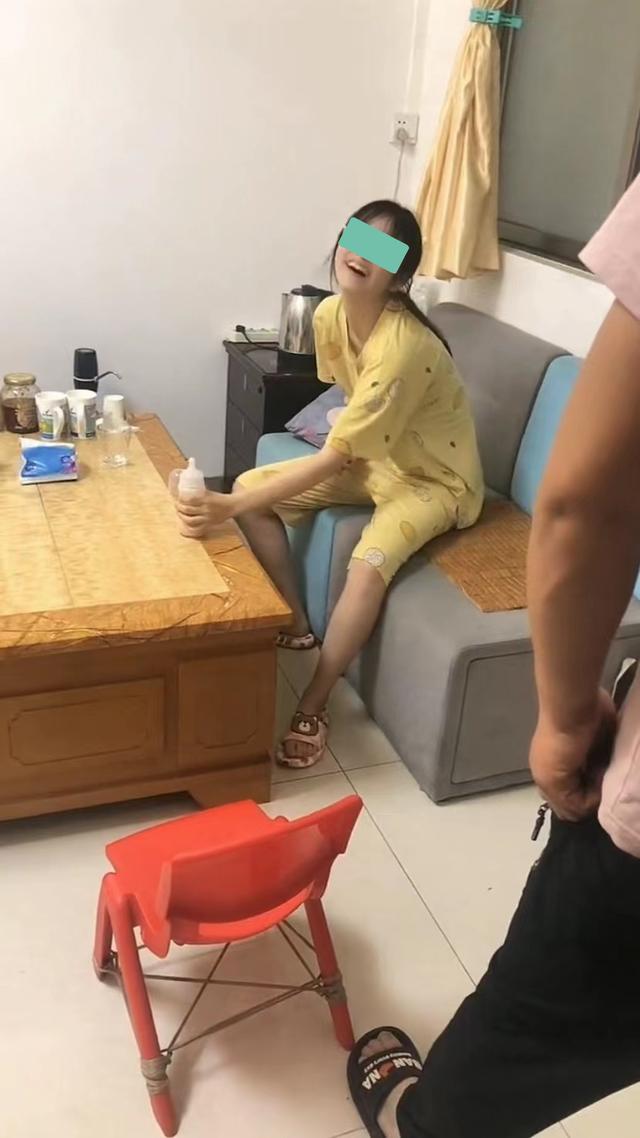 17岁女子趁家里没有人,拿弟弟的奶瓶喝奶,被突然回家的母亲发现