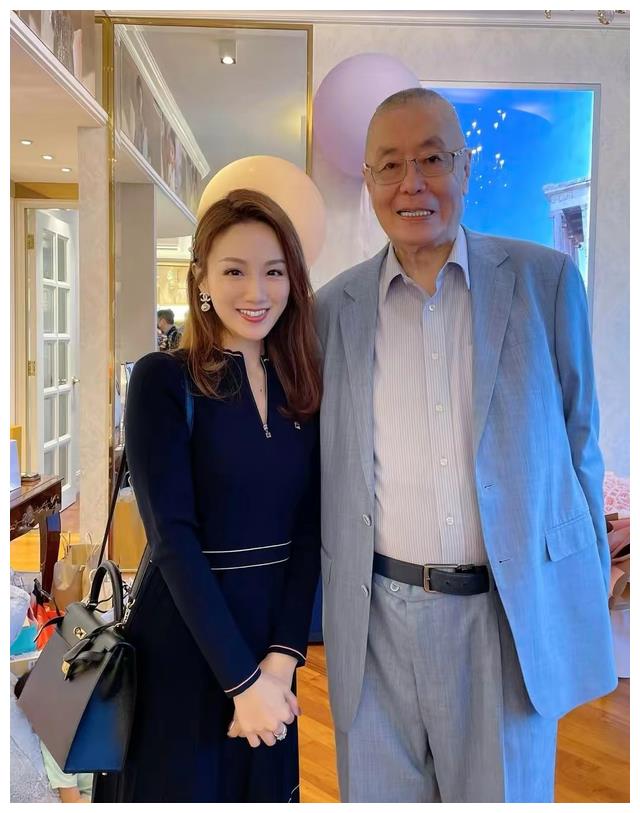 83岁刘诗昆为2岁女儿办生日宴，收众多礼物，宝宝超高颜值如公主