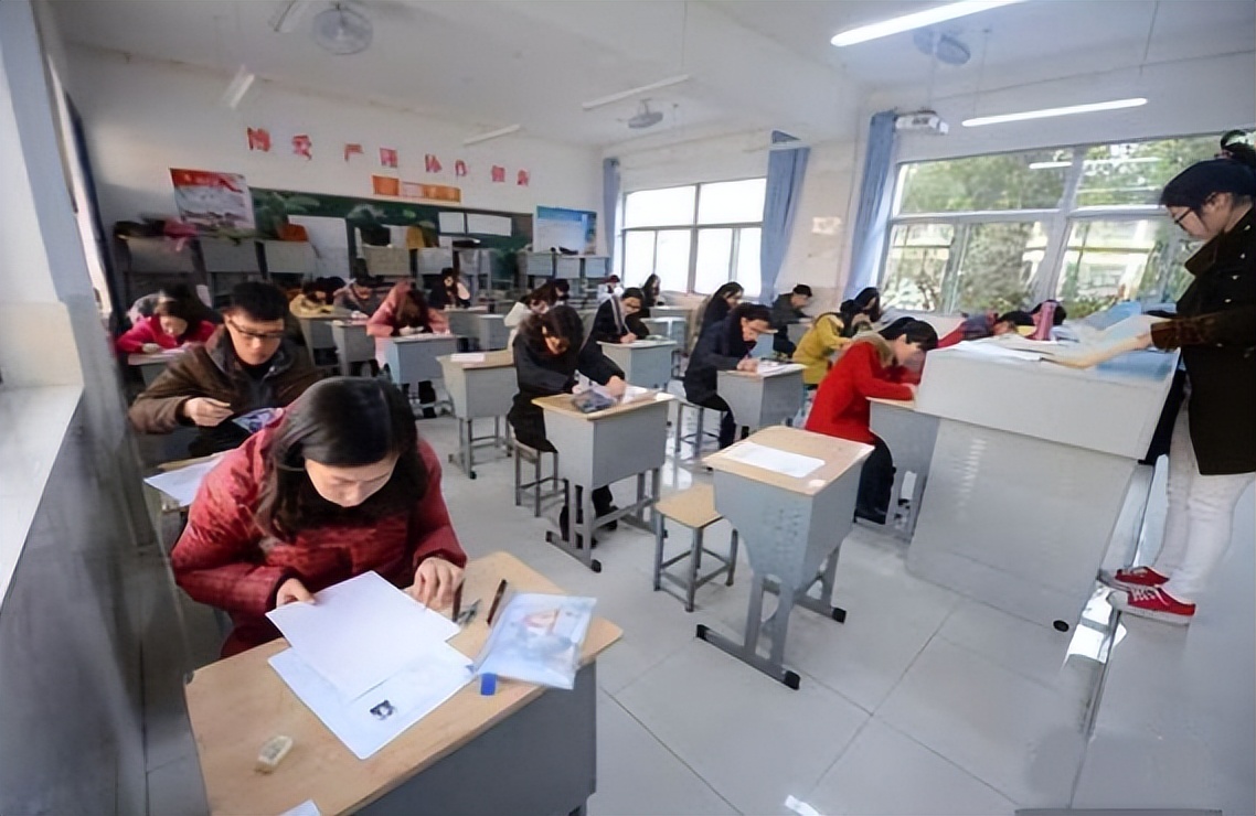 大学生|“学历鄙视链”再升级!专科生不用垫底了,二本生在旁边瑟瑟发抖