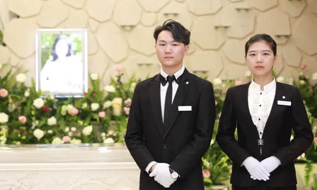 00后女孩晒守墓工作,福利待遇羡煞旁人,坦言提前过上养老生活