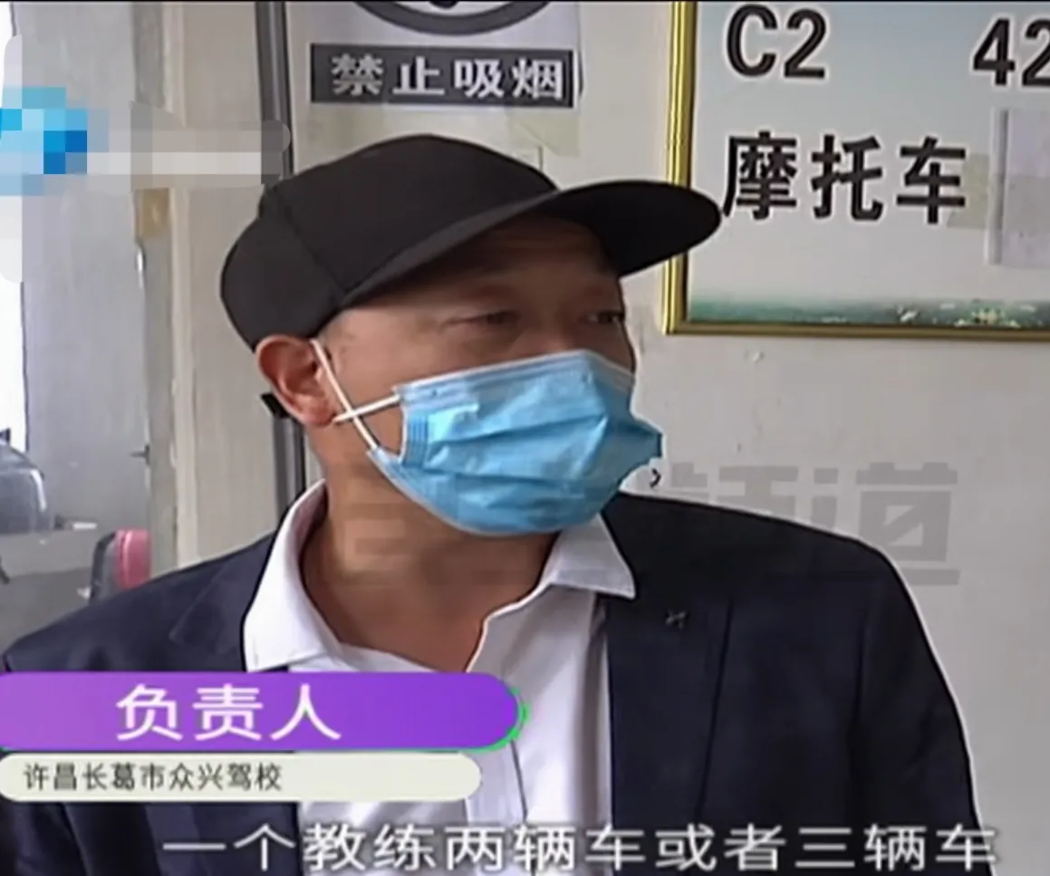 河南郑州,谢女士在驾校练车时,错把油门当刹车,一脚油门撞到墙上