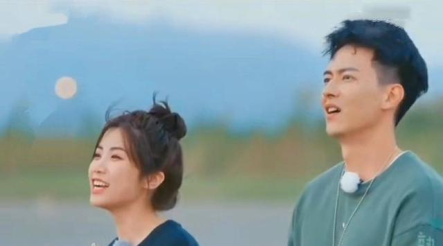 半熟恋人|半熟恋人：罗拉不介意大她8岁的王能能，坐车与其同盖一床毯子