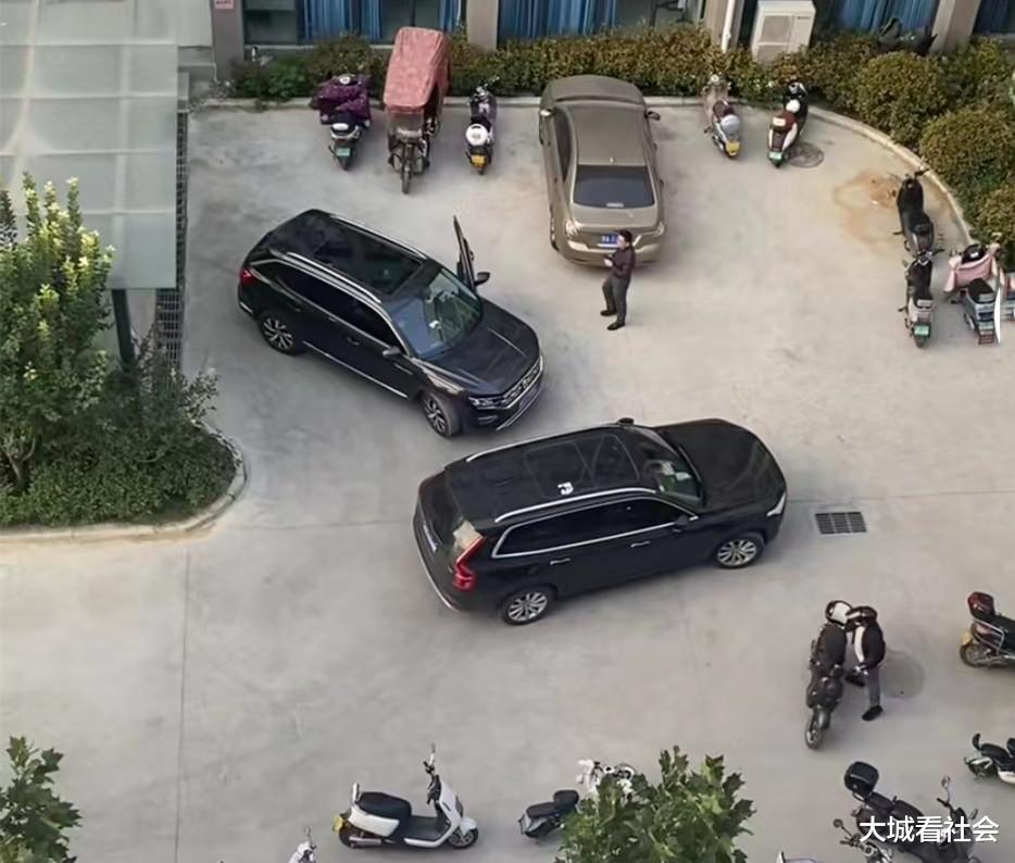 河南一男子碰到乱停车,对方电话打不通很气,在那边一直按喇叭