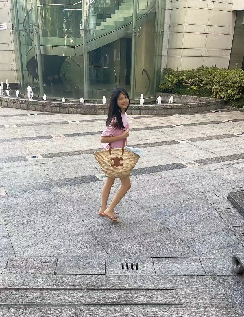 穿衣搭配 李湘王岳伦疑复合！一家三口现身机场，王诗龄瘦身成功长腿瞩目