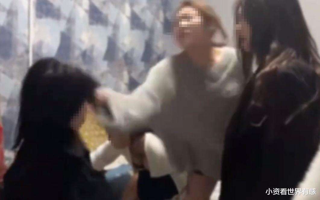 过分!女孩被多人殴打强迫下跪 往头发倒饮料