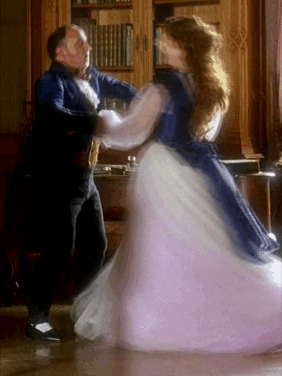 茜茜公主|新版《茜茜公主》中最惊艳的10条裙子：低调的奢华，不比老版的差 。