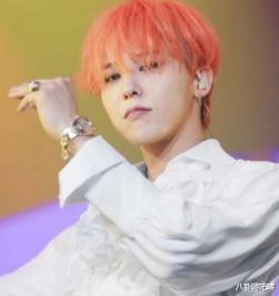 权志龙|权志龙与Treasure男团合照，满头金发遮脸，终是一人回归现实