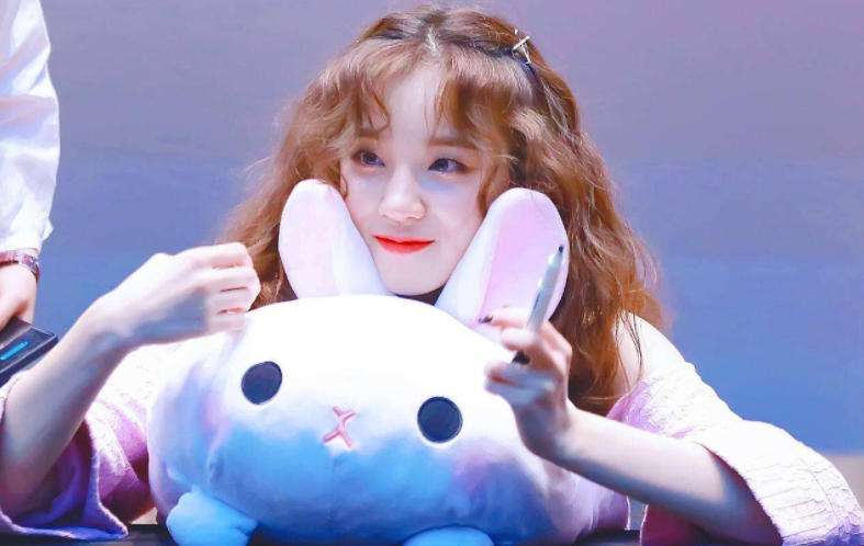 宋雨琦|宋雨琦把毛巾搭在腿上，与baby的坐姿形成对比，别再叫她女汉子了