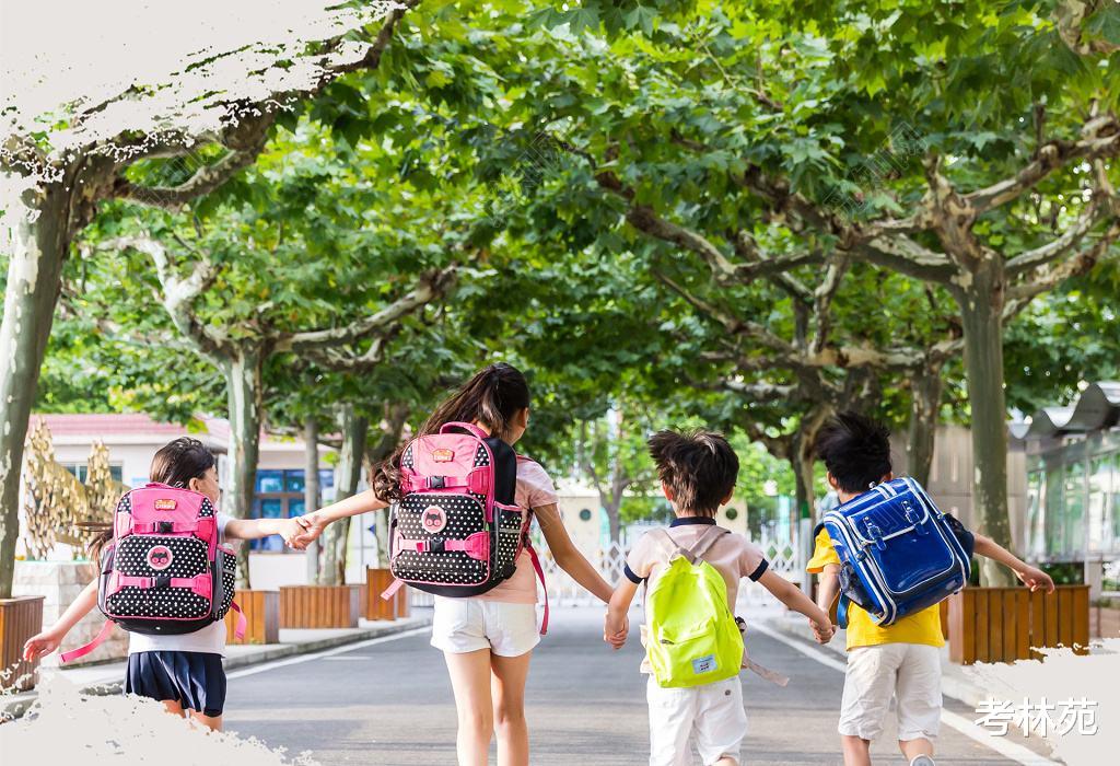 沧州一女子经常给儿子买衣服，男孩愁得崩溃坐地痛哭：非得浪费钱