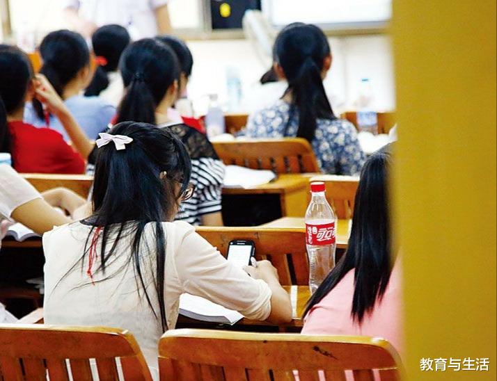 父亲不让带手机入校，12岁学生趁递手机持刀捅向32岁的父亲致死