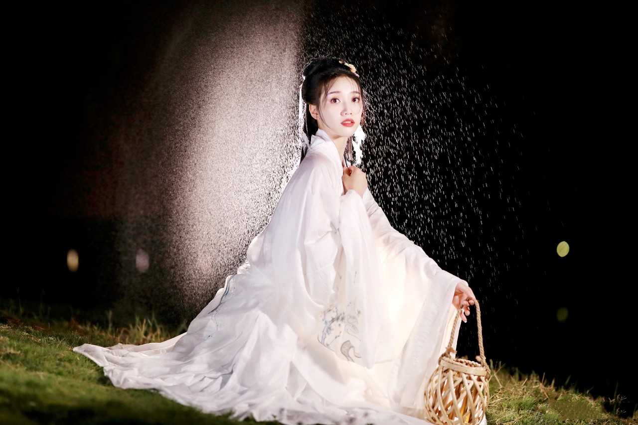 明星|颜值身材不输一线明星，还有逆天长腿，舒思瑶不愧是最美裁判！