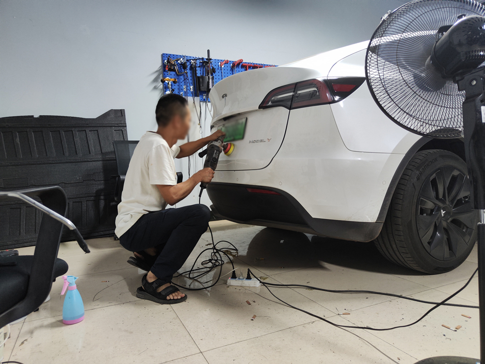 特斯拉撞了尾门,售后报价一万多,看我如何花600元免喷漆修复